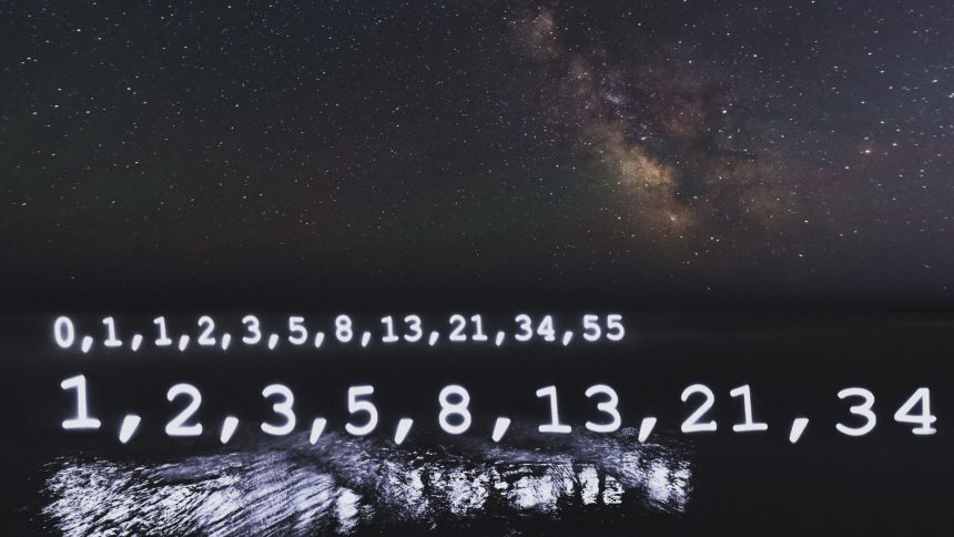 Ciąg fibonacciego zapisany na tle oceanu i nocnego nieba.