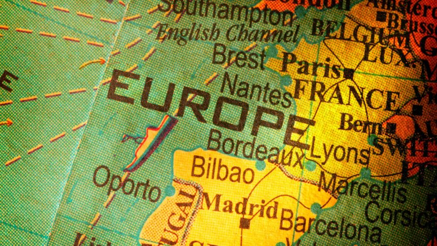 Duży napis Europa na mapie przedstawiającej zachodnią granicę kontynentu.