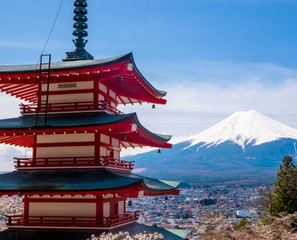 Historyczny japoński budynek na tle wulkanu Fuji.