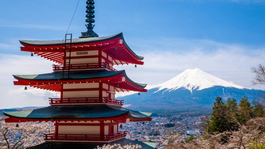 Historyczny japoński budynek na tle wulkanu Fuji.