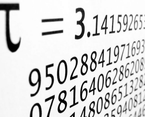 Liczba Pi i jej rozwinięcie wydrukowane na białej kartce.