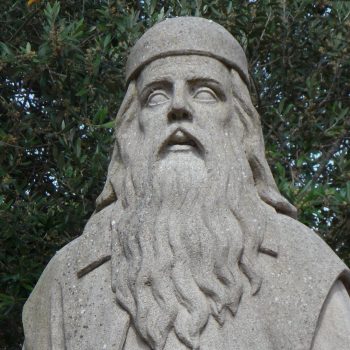 Posąg starożytnego uczonego z długą brodą. Tak mógł wyglądać matematyk z Aleksandrii.