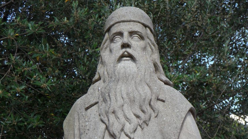 Posąg starożytnego uczonego z długą brodą. Tak mógł wyglądać matematyk z Aleksandrii.