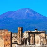 Pompeje na tle Wezuwiusza. Czy to ten wulkan był przyczyną tego, co wydarzyło się w Pompejach?