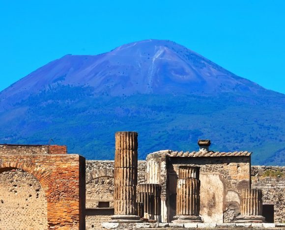 Pompeje na tle Wezuwiusza. Czy to ten wulkan był przyczyną tego, co wydarzyło się w Pompejach?