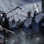 Średniowiecze kojarzy się z bitwami. Na obrazie widoczna rekonstrukcja średniowiecznej bitwy. Rycerze z tarczami i mieczami w zwarciu.