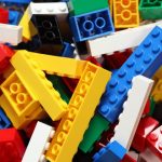 Ciekawostki o klockach Lego mogą Cię zaskoczyć! NA zdjęciu stos klocków Lego w różnych kolorach.