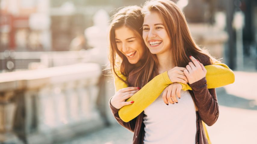 Dwie szczęśliwe kobiety jako przyjaciółki na spacerze po mieście. Czy w ich znajomości występuje paradoks przyjaźni?