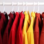 Kolorowe ubrania na wieszakach. Barwy odzieży odgrywają istotną rolę w psychologii ubioru.