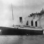 Historyczne zdjęcie Titanica w biało-czarnych barwach.