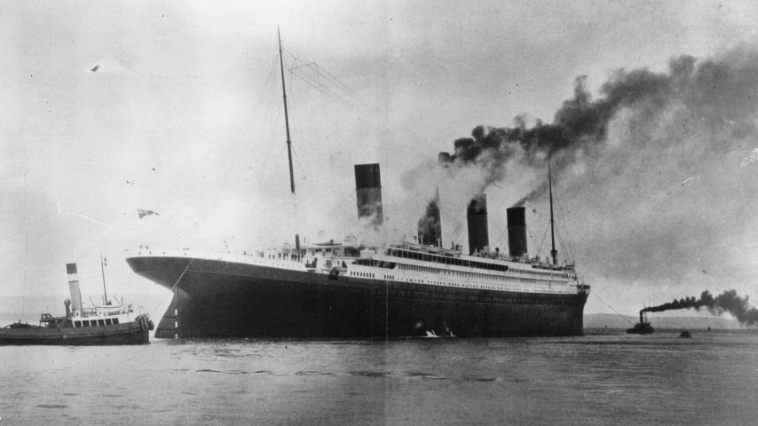 Historyczne zdjęcie Titanica w biało-czarnych barwach.