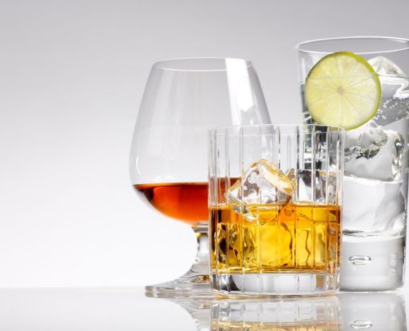 Ciekawostki o alkoholu – na zdjęciu różne naczynia z alkoholem.