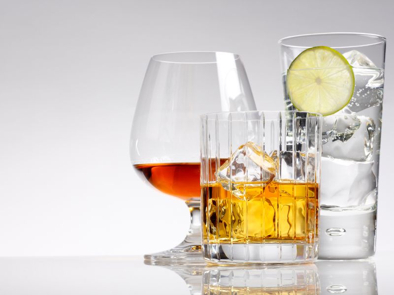 Ciekawostki o alkoholu – na zdjęciu różne naczynia z alkoholem.