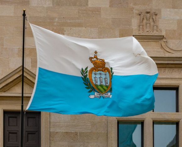 Najmniejsze państwa na świecie – na zdjęciu flaga San Marino, jednego z nich.