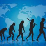 Ewolucja człowieka ukazana na etapach. W tle mapa świata.