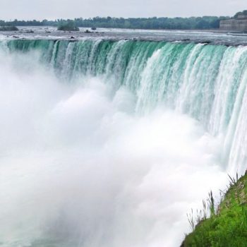 Niagara Falls na zdjęciu to drugie największe wodospady na świecie.