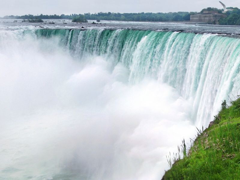 Niagara Falls na zdjęciu to drugie największe wodospady na świecie.