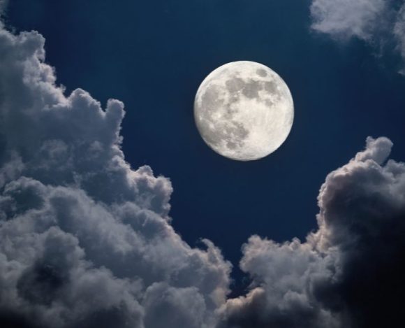 Ciekawostki o księżycu, widocznym na zdjęciu, zdecydowanie warto znać!
