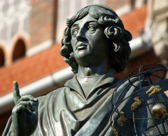 Mikołaj Kopernik – ciekawostki o wybitnym Polaku. Na zdjęciu pomnik Mikołaja Kopernika.