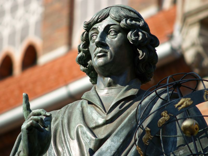 Mikołaj Kopernik – ciekawostki o wybitnym Polaku. Na zdjęciu pomnik Mikołaja Kopernika.