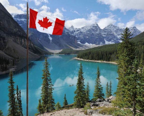Kanada – ciekawostki o sąsiedzie USA. NA zdjęciu jezioro, nad którym wisi flaga Kanady.