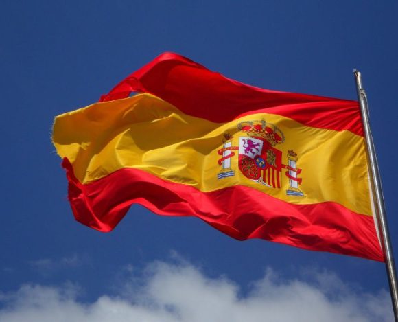 Hiszpania – ciekawostki o kraju południa Europy. NA zdjeciu flaga Hiszpanii.