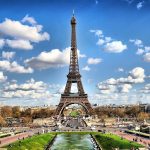 Ciekawostki o Wieży Eiffla w Paryżu. Na zdjęciu wieża Eiffla i plac przed nią.