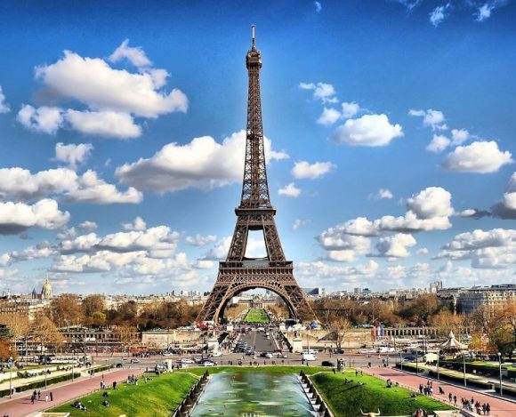 Ciekawostki o Wieży Eiffla w Paryżu. Na zdjęciu wieża Eiffla i plac przed nią.