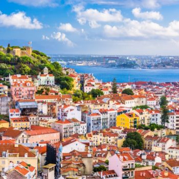 Portugalia – ciekawostki o kraju nad oceanem. Na zdjęciu krajobraz nadoceanicznych miast Portugalii.