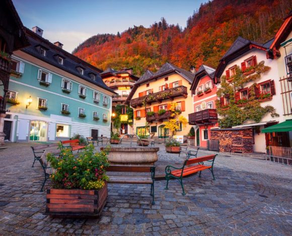Austria – ciekawostki o młodszej siostrze Niemiec. Na zdjęciu miasteczko austriackie w górach.