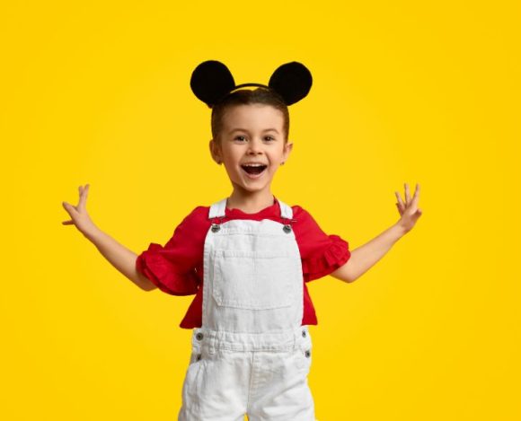 Urodziny Myszki Miki. Ikona kreskówek kończy 95 lat! Na zdjęciu chłopiec z uszami Myszki Miki.