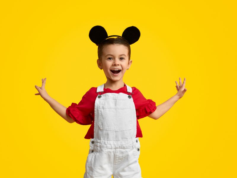 Urodziny Myszki Miki. Ikona kreskówek kończy 95 lat! Na zdjęciu chłopiec z uszami Myszki Miki.