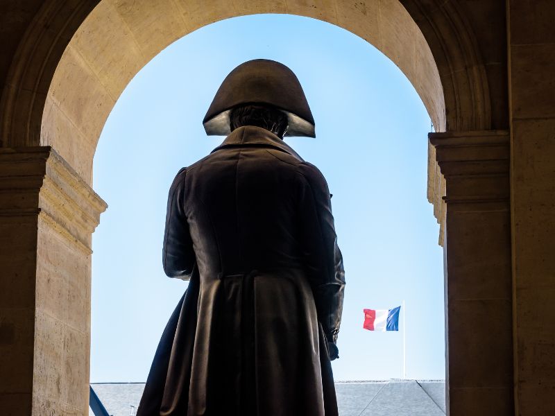 Ciekawostki o Napoleonie – poznaj słynnego Francuza. NA zdjęciu pomnik Napoleona Bonaparte.