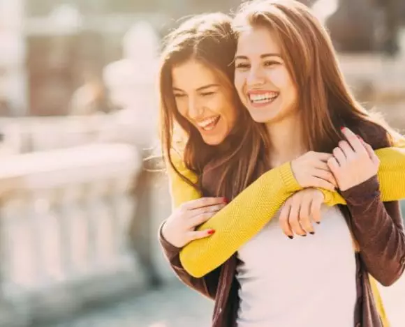 Dwie szczęśliwe kobiety jako przyjaciółki na spacerze po mieście. Czy w ich znajomości występuje paradoks przyjaźni?